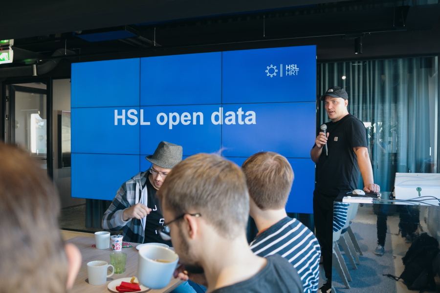 Sami Räsänen presenting HSL open data at Lamia Flow hackathon